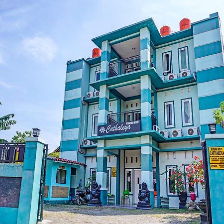 Oyo 91731 Home Stay Elis Cateliya Syariah Karawang Bagian luar foto