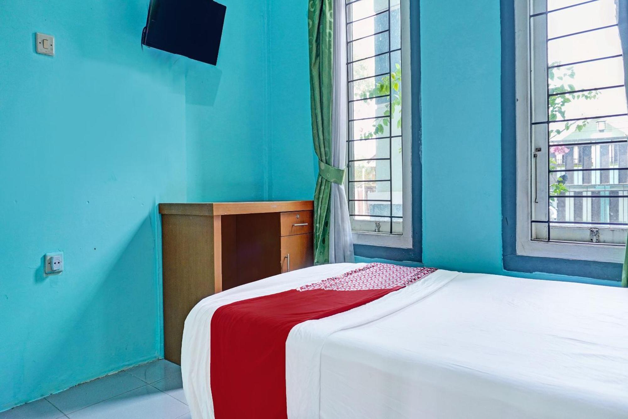 Oyo 91731 Home Stay Elis Cateliya Syariah Karawang Bagian luar foto