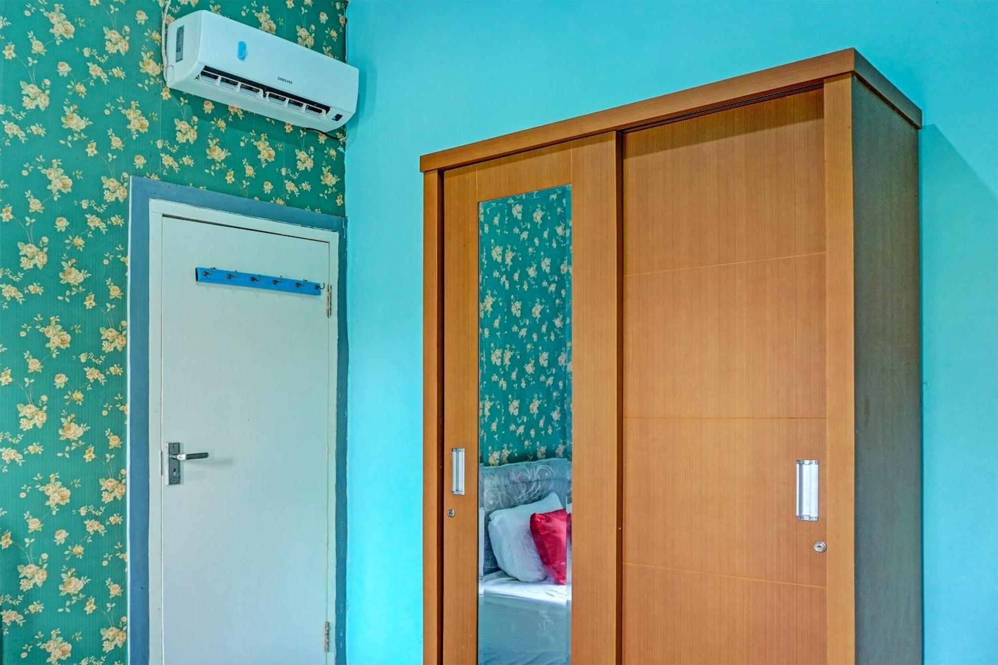 Oyo 91731 Home Stay Elis Cateliya Syariah Karawang Bagian luar foto