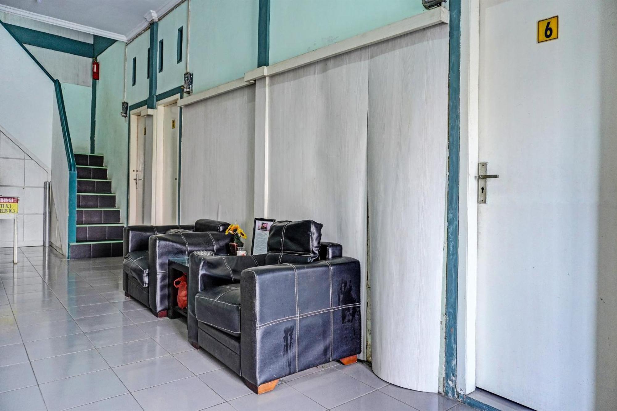 Oyo 91731 Home Stay Elis Cateliya Syariah Karawang Bagian luar foto
