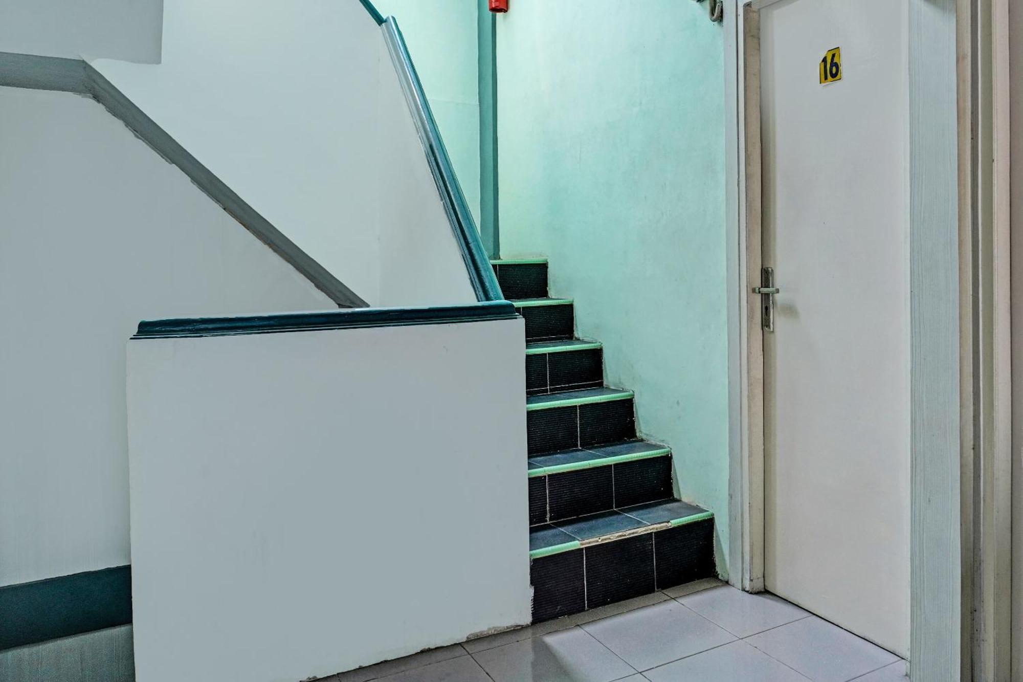 Oyo 91731 Home Stay Elis Cateliya Syariah Karawang Bagian luar foto