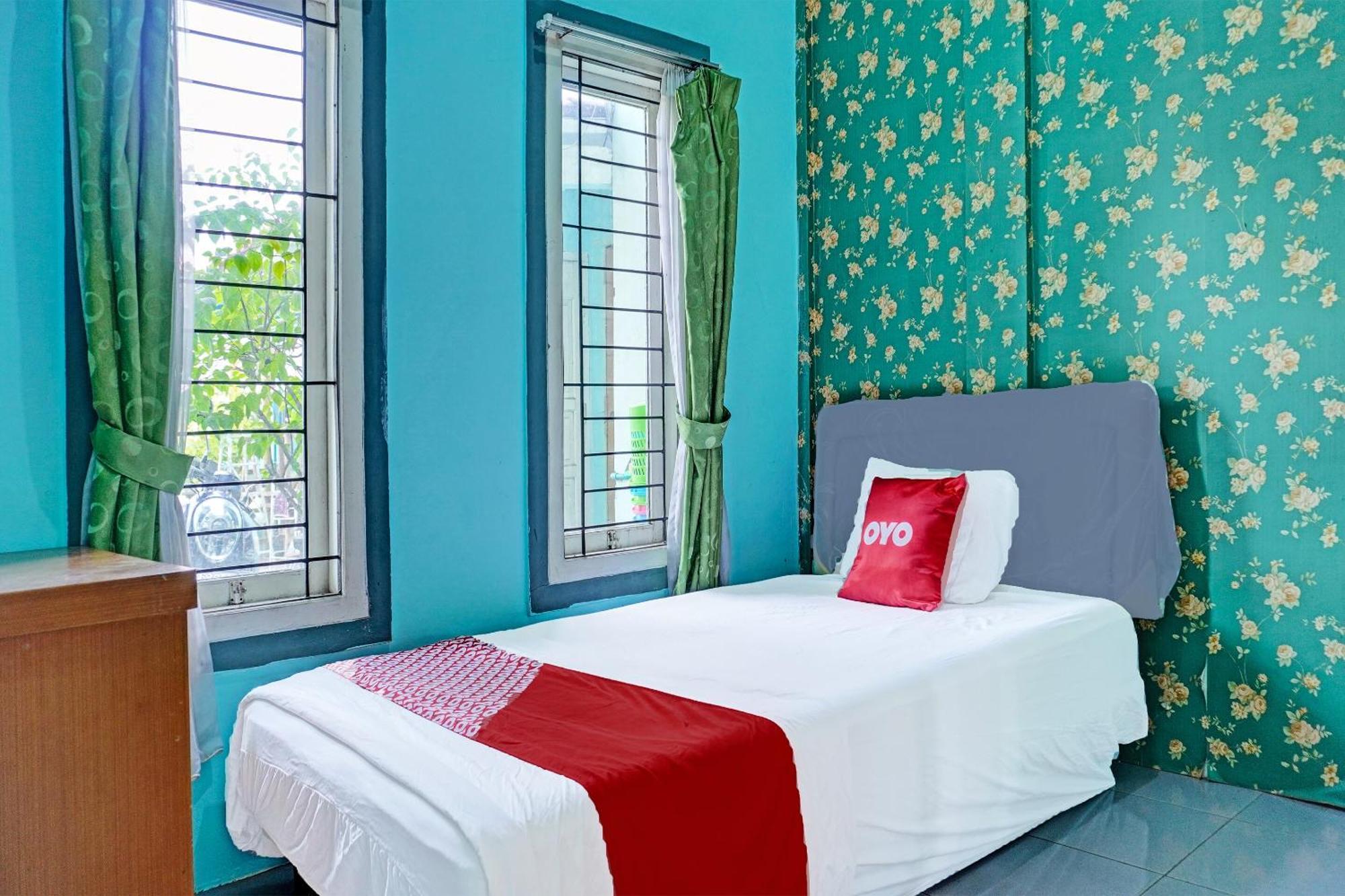 Oyo 91731 Home Stay Elis Cateliya Syariah Karawang Bagian luar foto