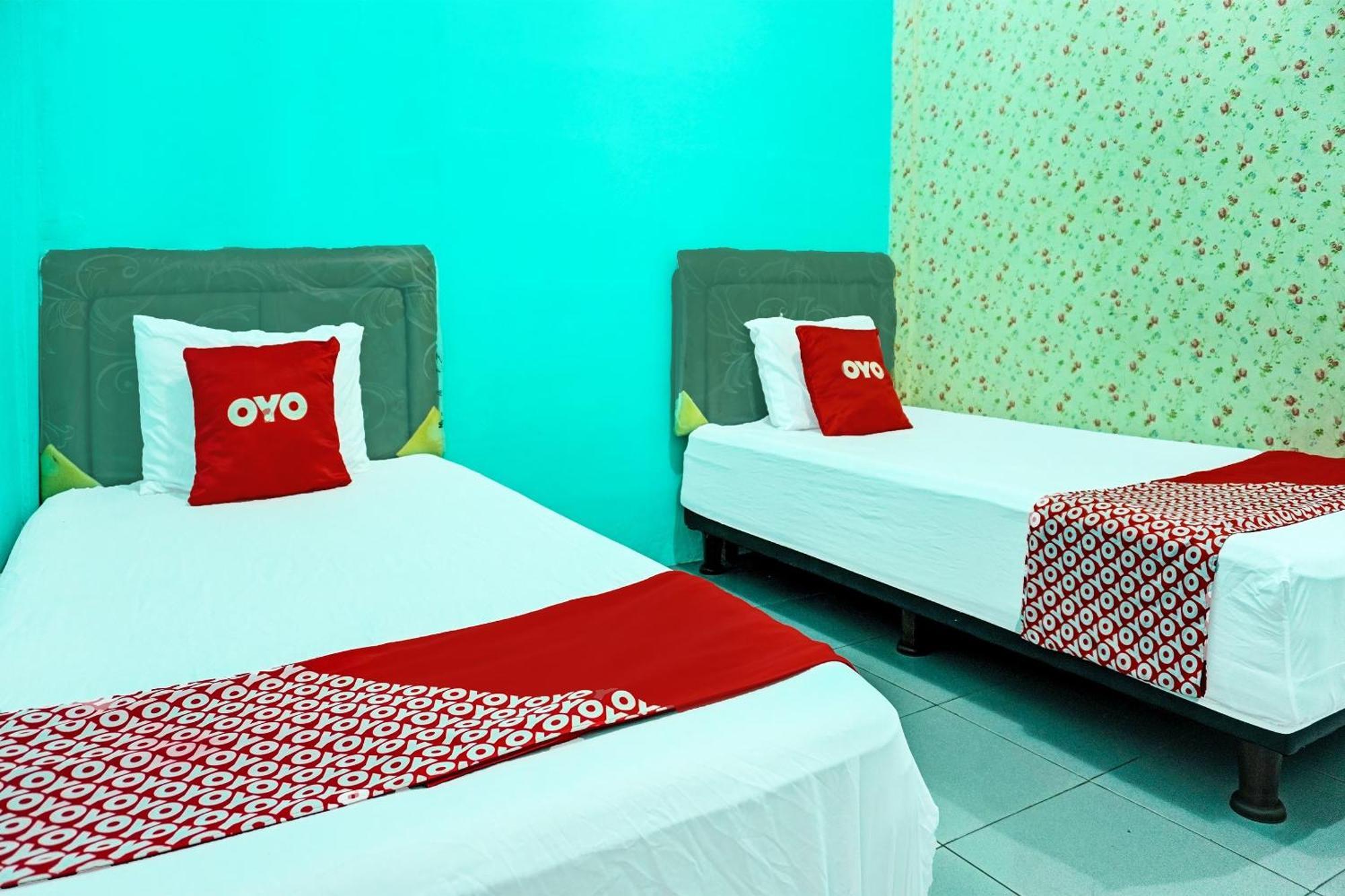 Oyo 91731 Home Stay Elis Cateliya Syariah Karawang Bagian luar foto