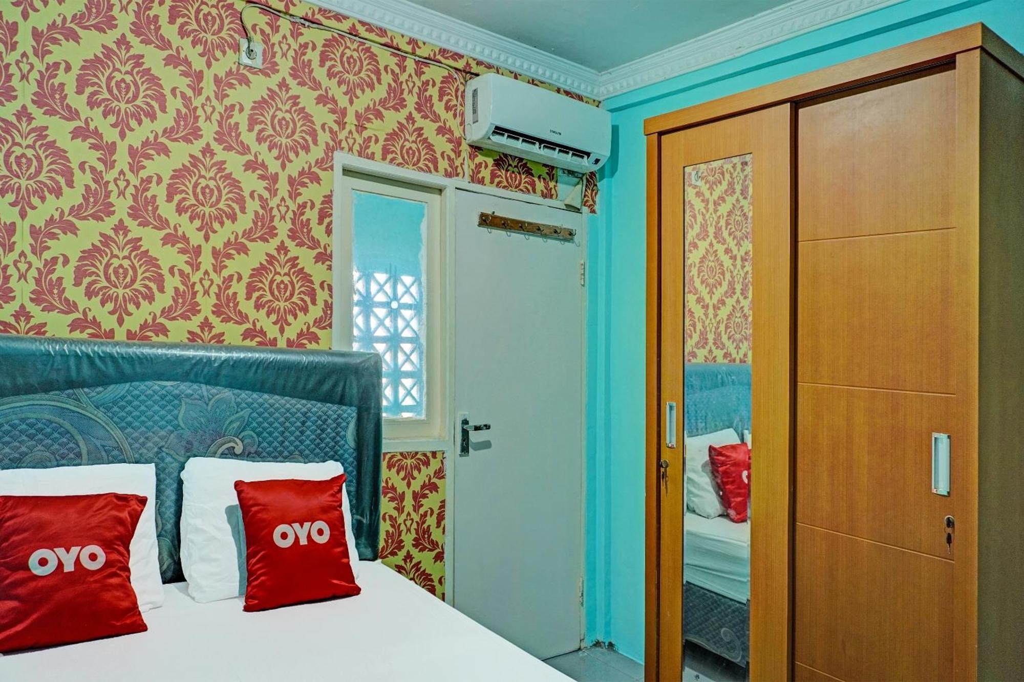 Oyo 91731 Home Stay Elis Cateliya Syariah Karawang Bagian luar foto