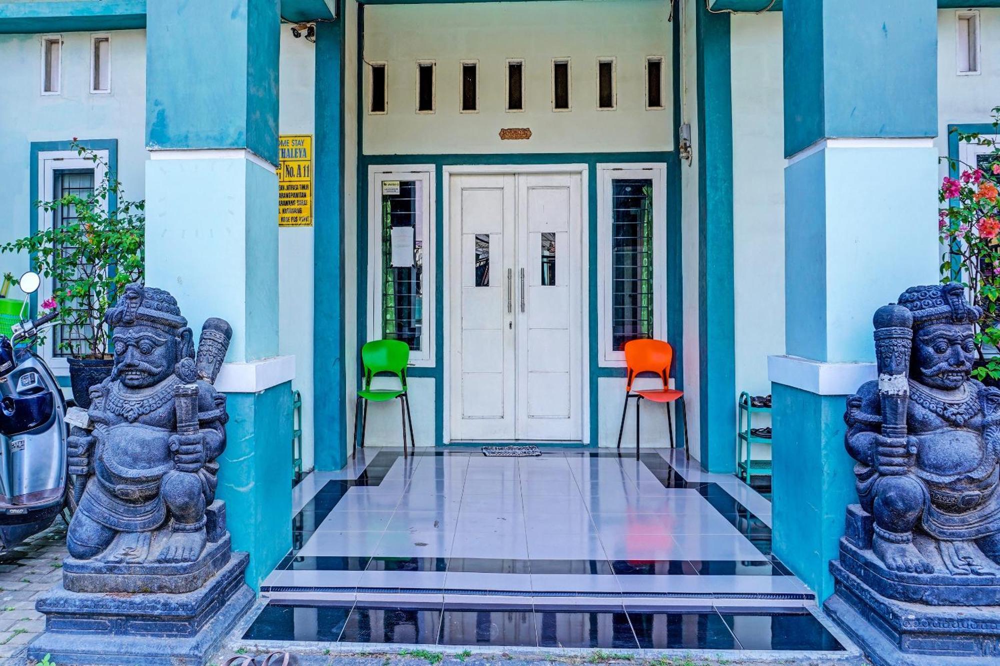 Oyo 91731 Home Stay Elis Cateliya Syariah Karawang Bagian luar foto