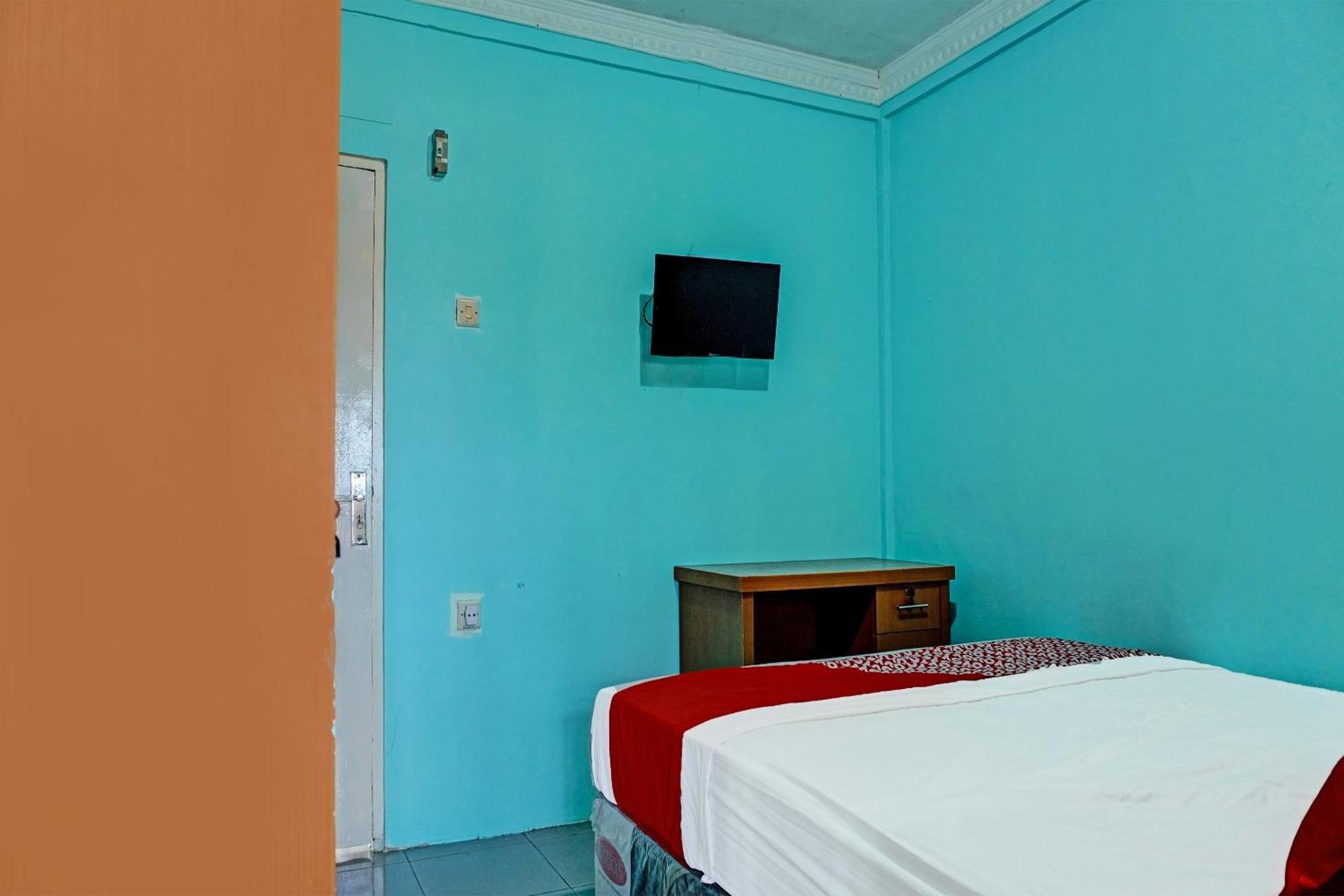 Oyo 91731 Home Stay Elis Cateliya Syariah Karawang Bagian luar foto