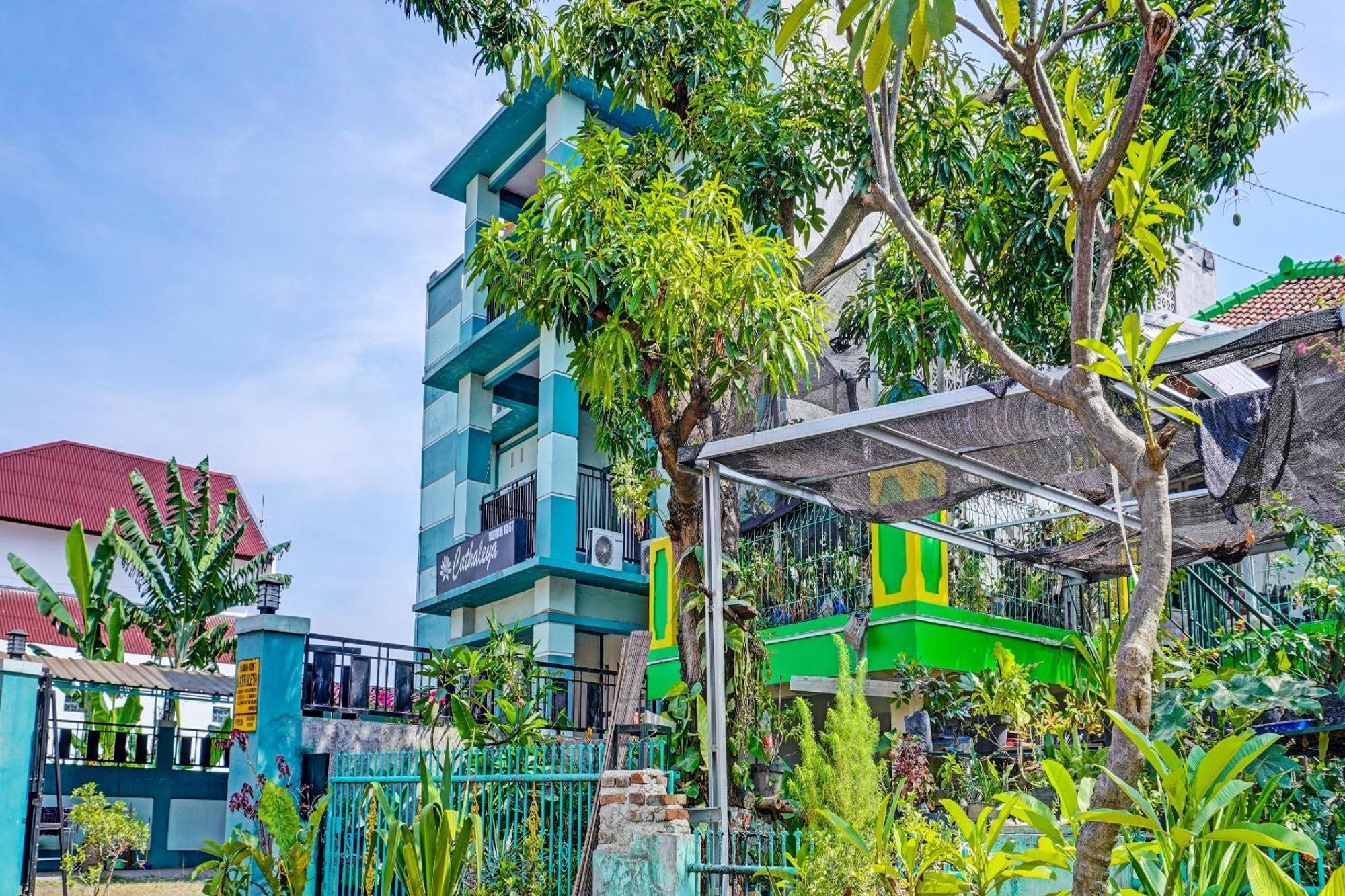 Oyo 91731 Home Stay Elis Cateliya Syariah Karawang Bagian luar foto