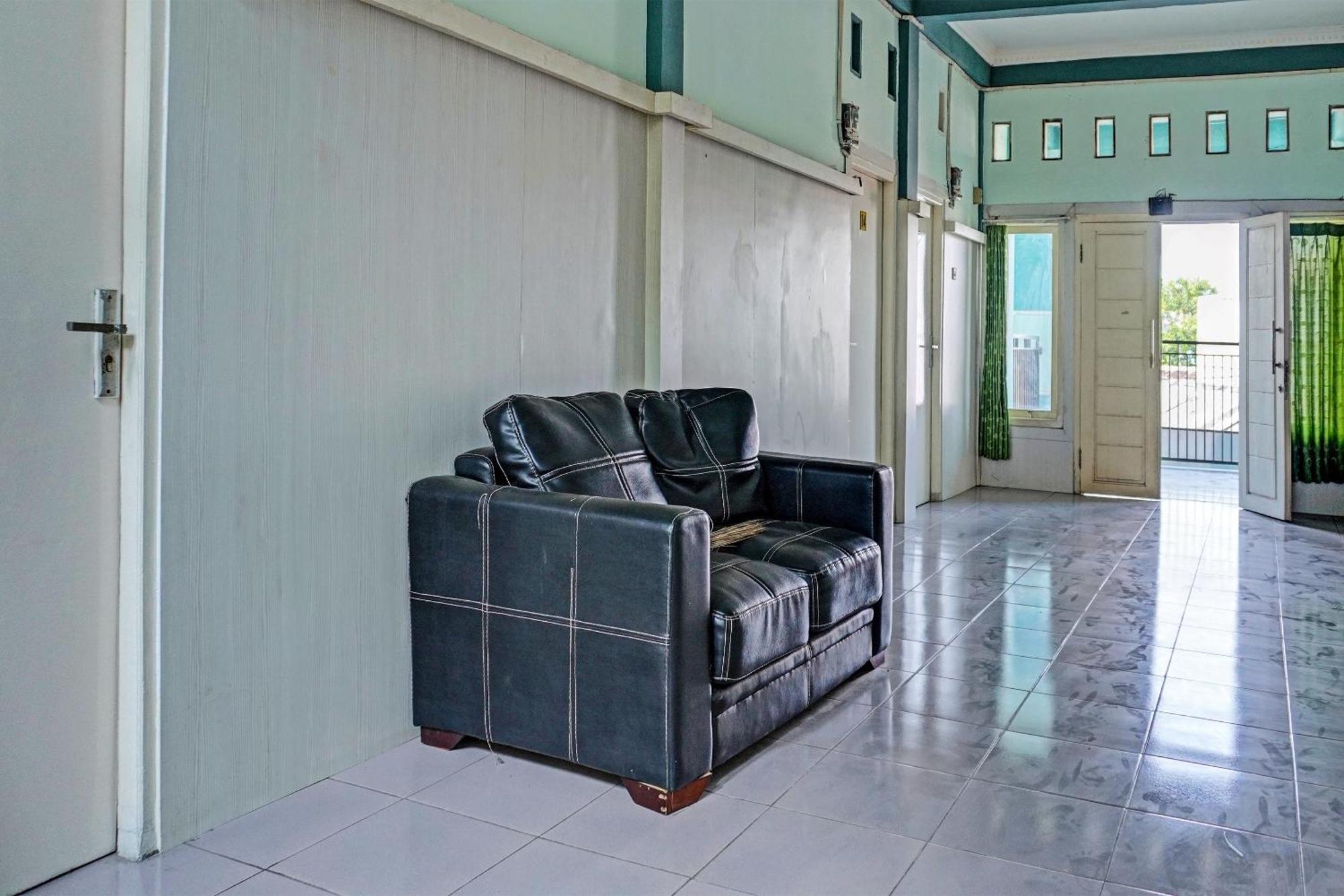 Oyo 91731 Home Stay Elis Cateliya Syariah Karawang Bagian luar foto