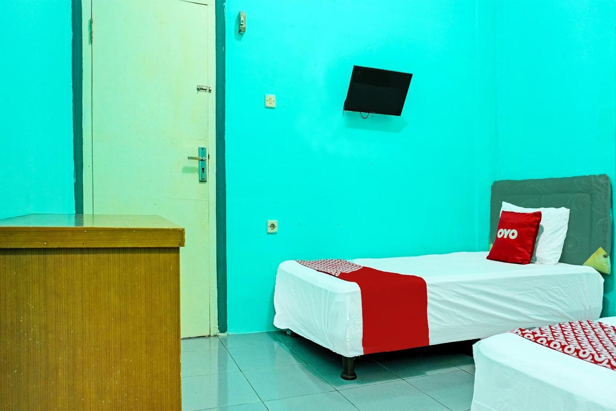 Oyo 91731 Home Stay Elis Cateliya Syariah Karawang Bagian luar foto