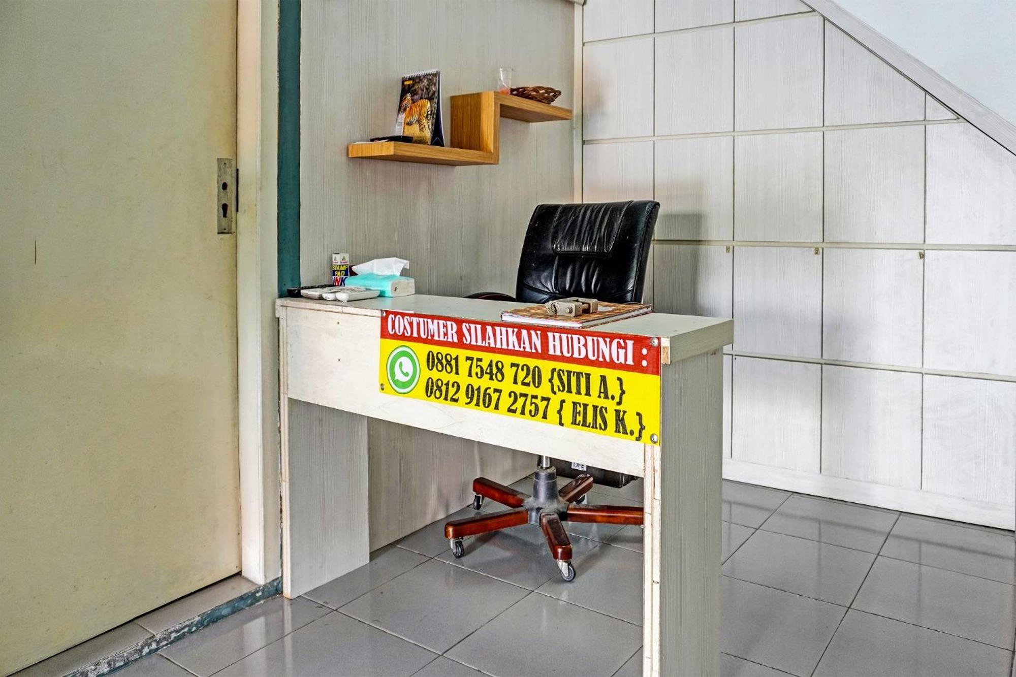 Oyo 91731 Home Stay Elis Cateliya Syariah Karawang Bagian luar foto