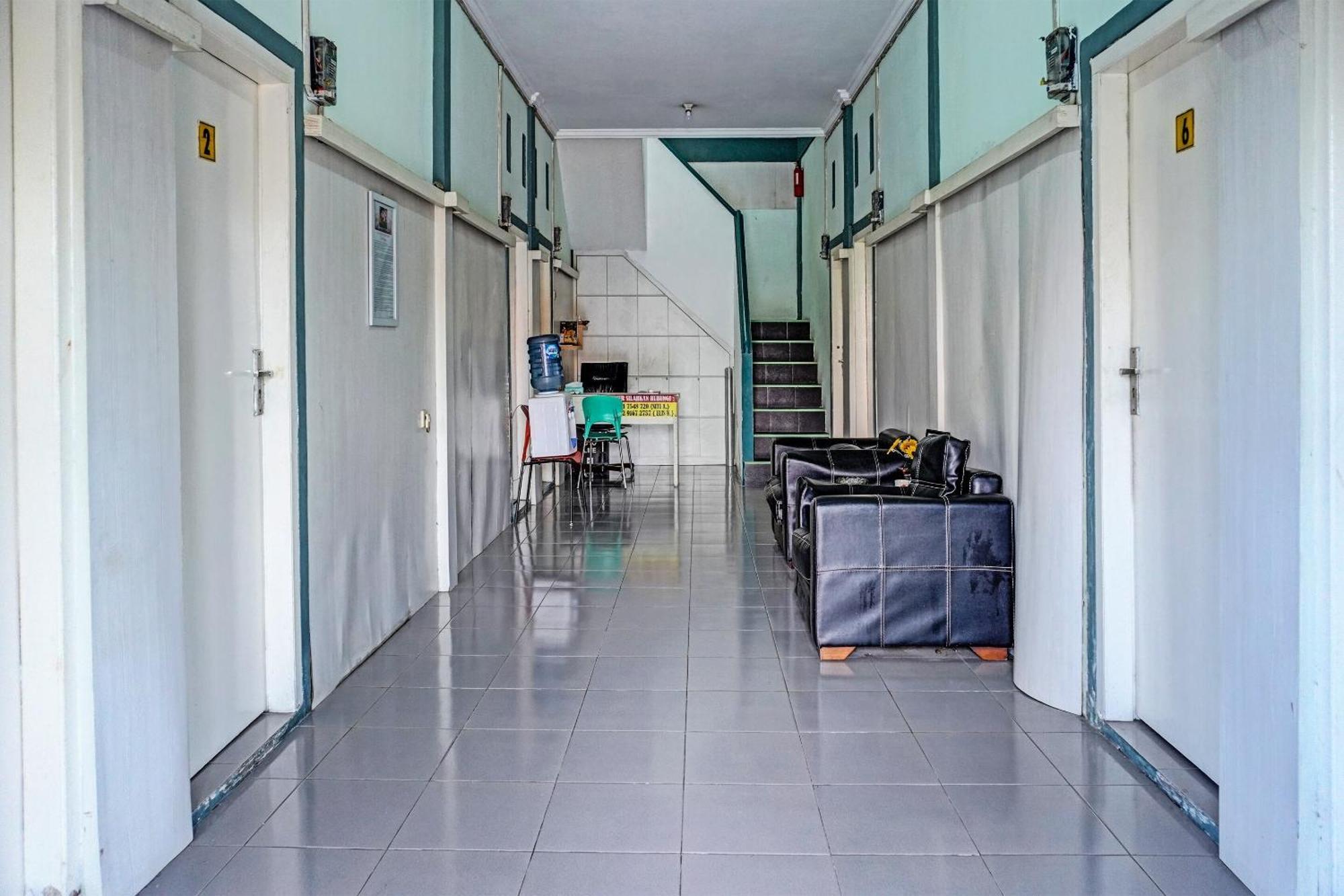 Oyo 91731 Home Stay Elis Cateliya Syariah Karawang Bagian luar foto