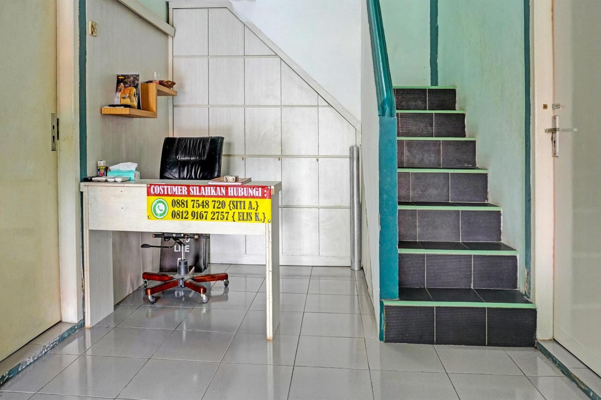 Oyo 91731 Home Stay Elis Cateliya Syariah Karawang Bagian luar foto