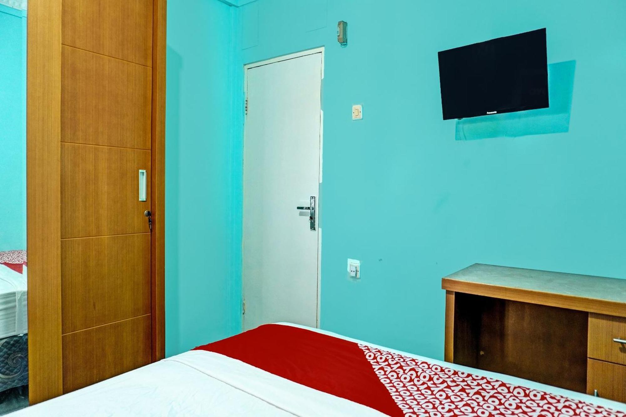 Oyo 91731 Home Stay Elis Cateliya Syariah Karawang Bagian luar foto