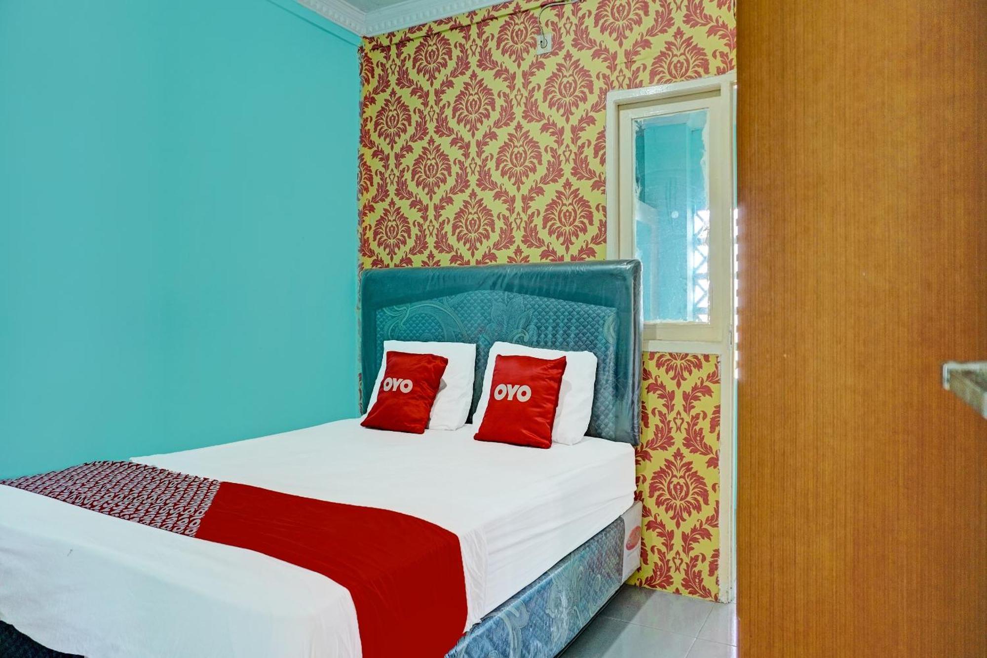 Oyo 91731 Home Stay Elis Cateliya Syariah Karawang Bagian luar foto