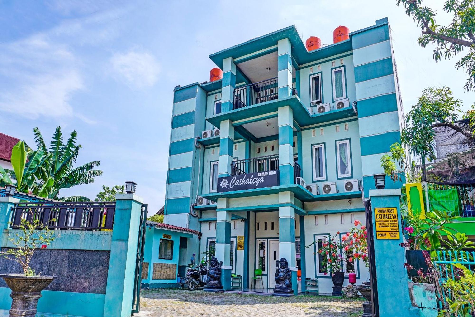 Oyo 91731 Home Stay Elis Cateliya Syariah Karawang Bagian luar foto