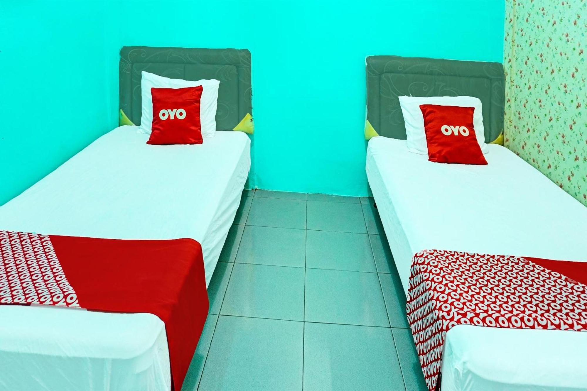 Oyo 91731 Home Stay Elis Cateliya Syariah Karawang Bagian luar foto