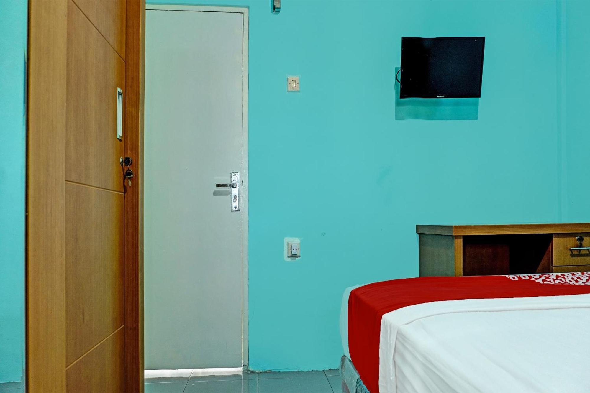 Oyo 91731 Home Stay Elis Cateliya Syariah Karawang Bagian luar foto