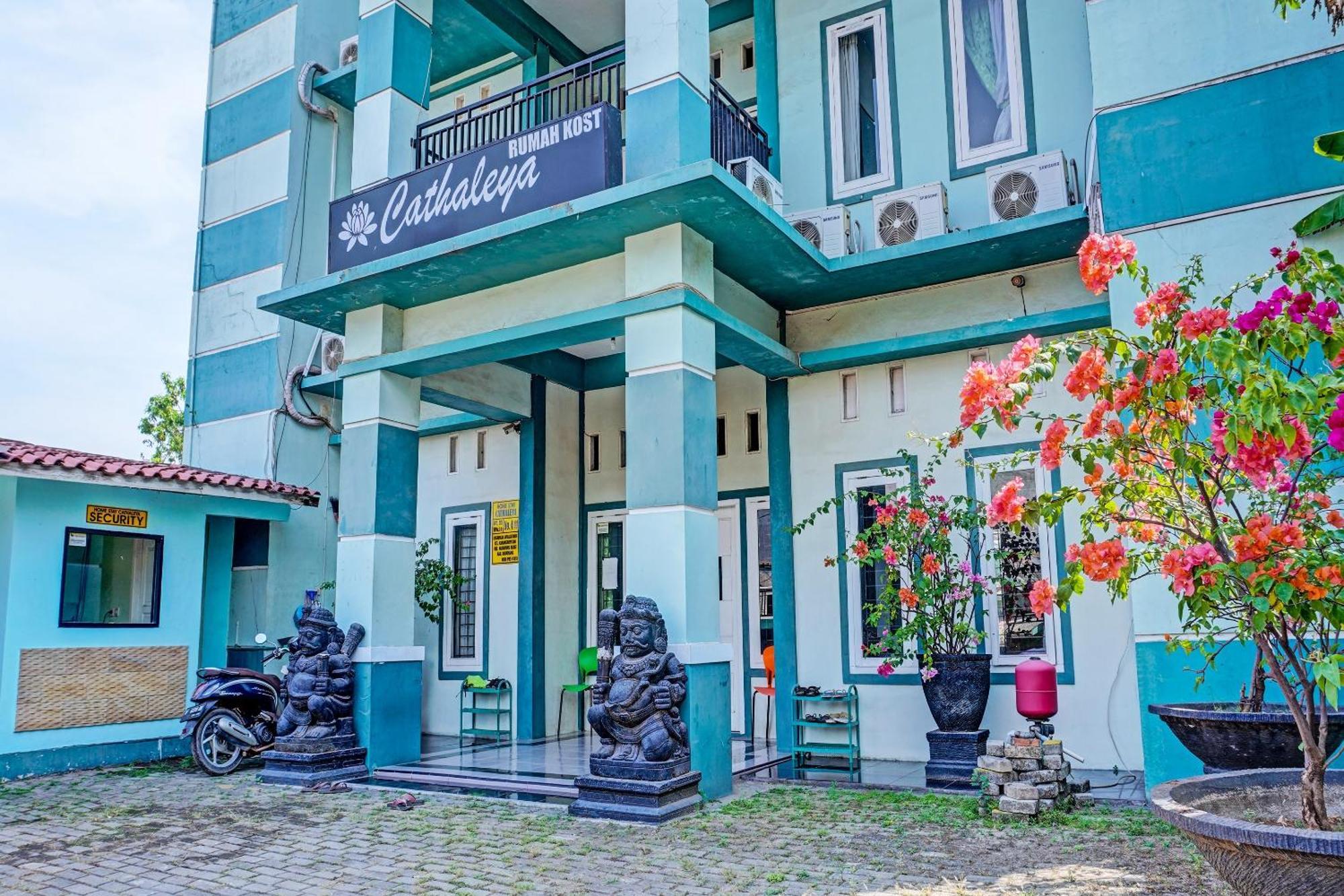 Oyo 91731 Home Stay Elis Cateliya Syariah Karawang Bagian luar foto