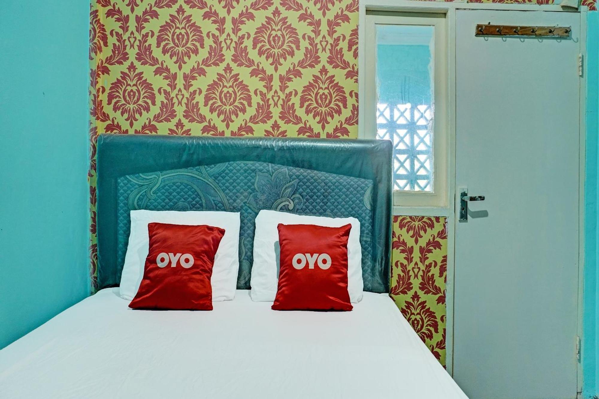 Oyo 91731 Home Stay Elis Cateliya Syariah Karawang Bagian luar foto